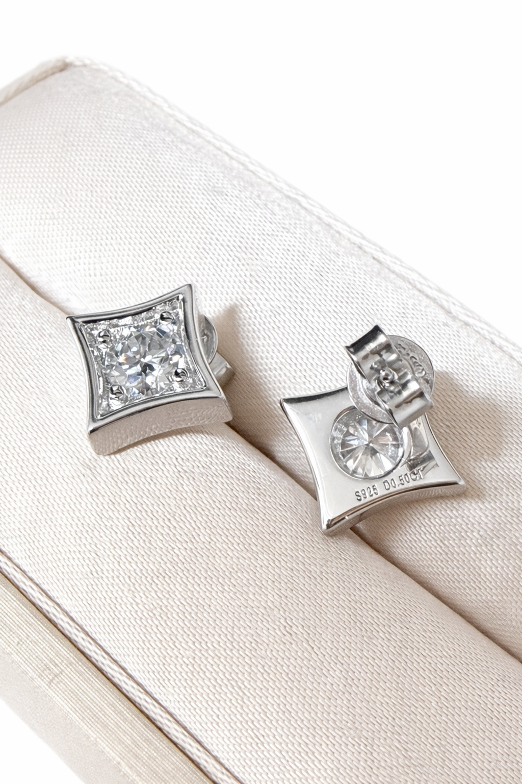 Orecchini Moissanite Punto Luce – Design Geometrico - immagine 3