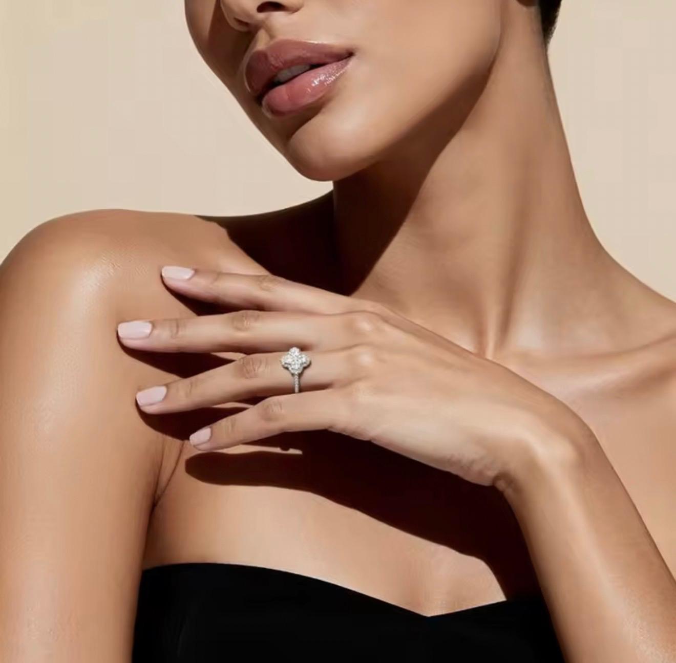Modella chic che indossa l'anello quadrifoglio PLF Styling