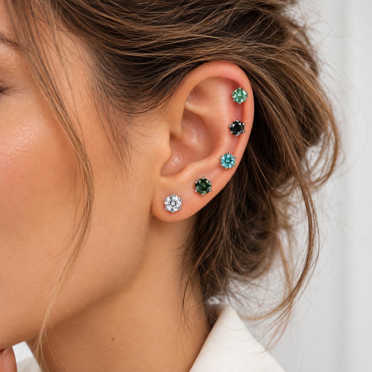 Modella con orecchini Moissanite in cinque colori